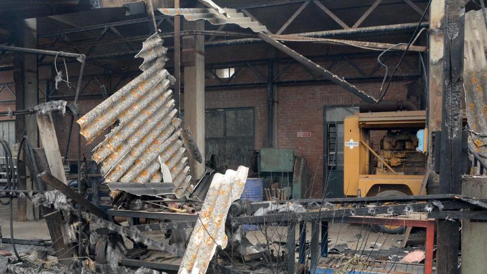 Incendio a Is Bangius, le opposte verità dei periti