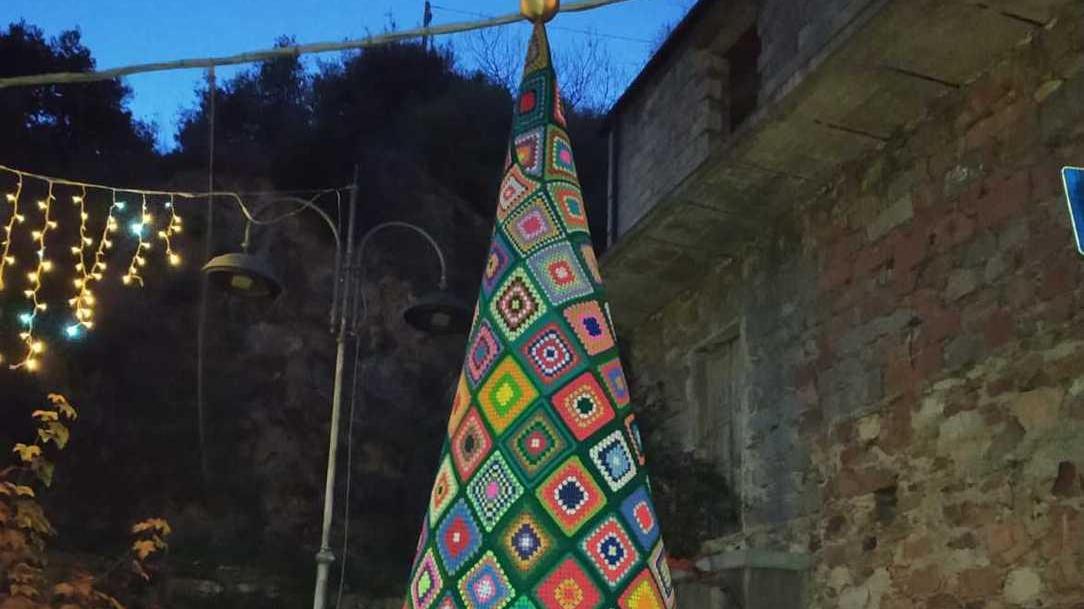 L’albero di Natale a uncinetto Iniziativa di un gruppo di donne