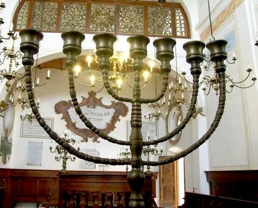 La Menorah, il calendabro ebraico a sette bracci, della sinagoga di Pitigliano