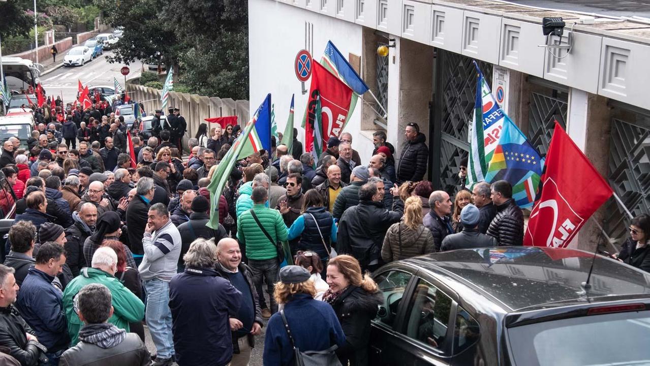 Un sit in dei lavoratori di Forestas a Villa Devoto, immagine di repertorio