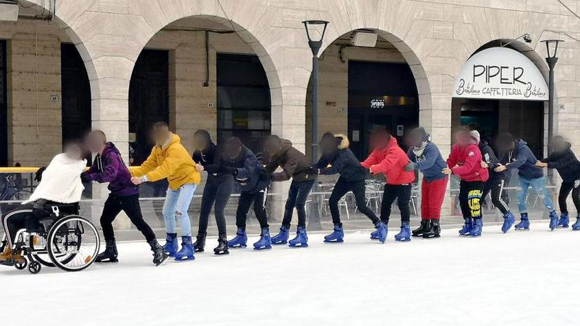 La solidarietà corre sul ghiaccio: tutta la classe spinge la sedia a rotelle