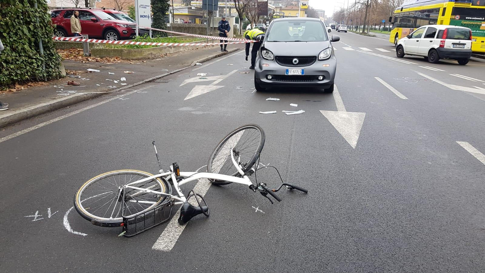 Modena, gravissimo incidente in via Emilia Ovest: muore un ciclista