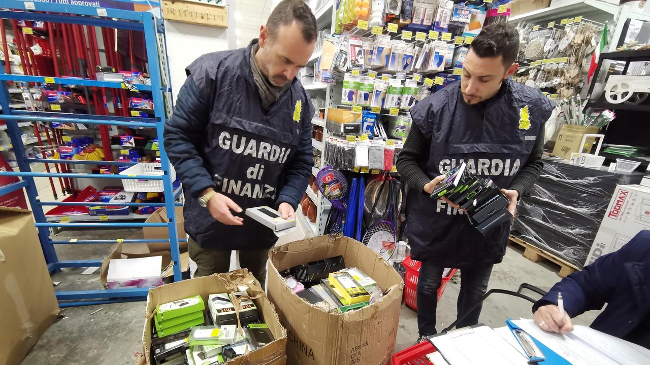 Il controllo della guardia di finanza per il sequestro di merce per un valore di 60mila euro