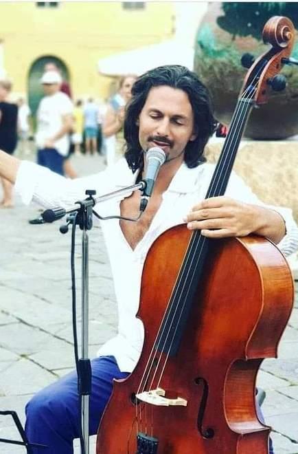 Io, artista di strada, ho scelto l’Anfiteatro: «Fatemi esibire al centro della piazza» 
