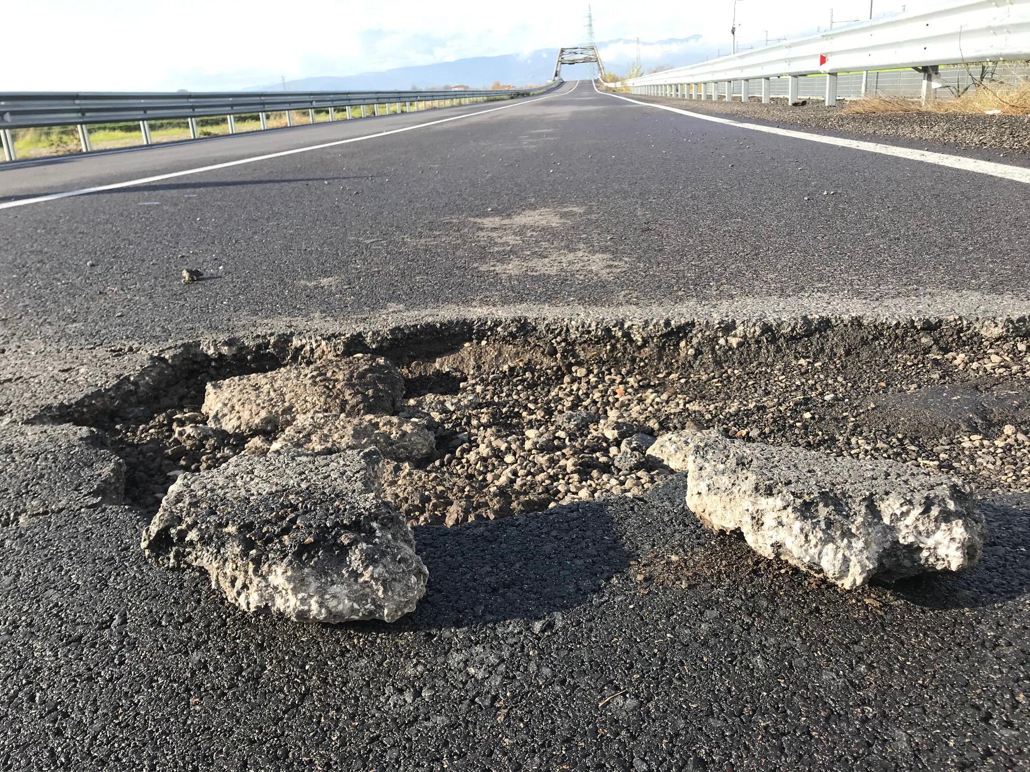 Le buche su via della Costituzione