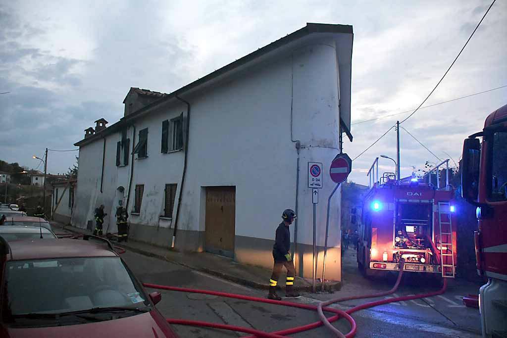 Fuoco in una casa, paura in centro a Massa