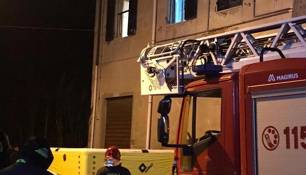 L'intervento dei vigili del fuoco  con il maxi-materasso piazzato sotto l’abitazione, quando l’uomo minacciava di spingere la moglie dalla finestra