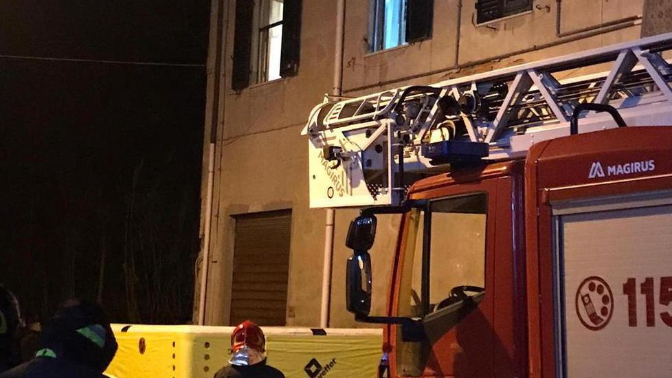 L'intervento dei vigili del fuoco con il maxi-materasso piazzato sotto l’abitazione, quando l’uomo minacciava di spingere la moglie dalla finestra