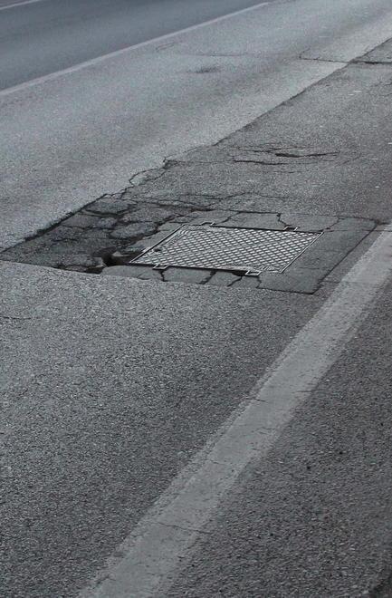 Cade sul marciapiede, sarà risarcita dal Comune
