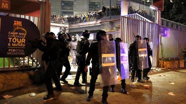 Barcellona, scontri tra separatisti e polizia 
