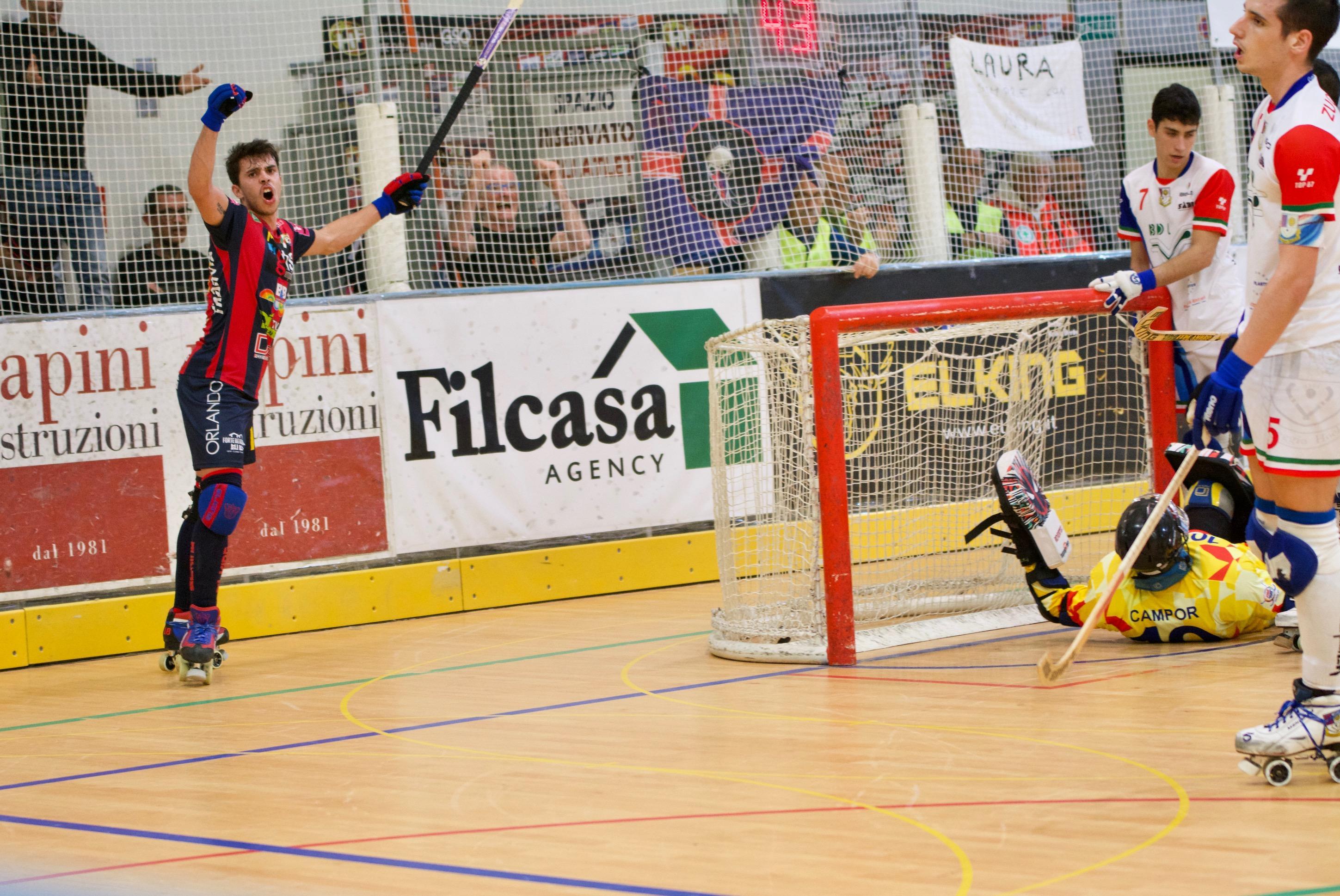 L'esultanza di Casas dopo un gol (foto Sonia Fusalli)