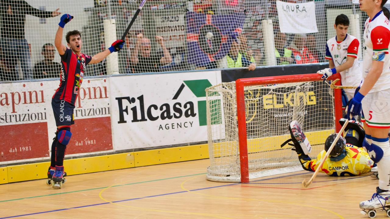 L'esultanza di Casas dopo un gol (foto Sonia Fusalli)