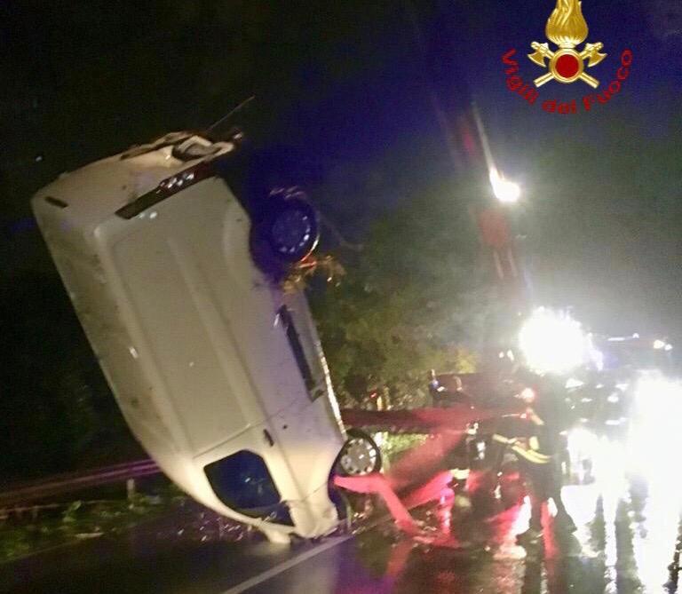 Bomba d'acqua nel Sud Sardegna, furgone travolto dal torrente in piena