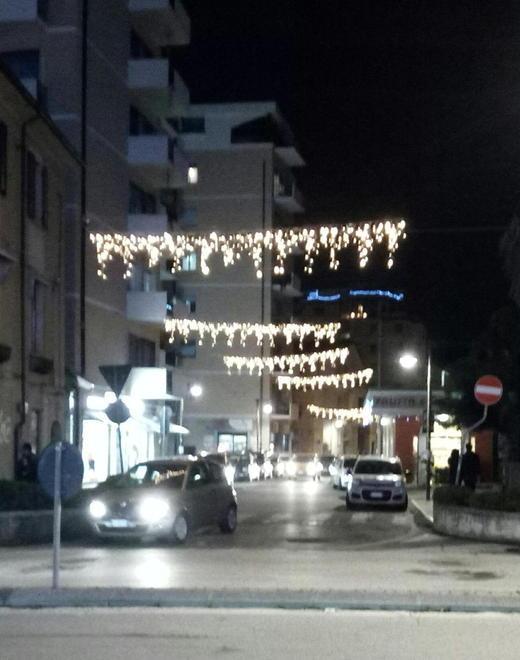 Via Pascoli si riaccende dopo anni di “buio” grazie ai commercianti 