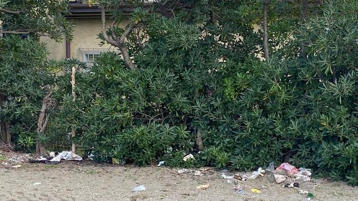 Degrado e bivacchi in spiaggia ma parte subito la pulizia
