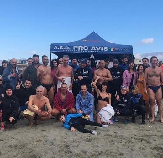 Come tradizione vuole, tuffo in mare per l’Epifania