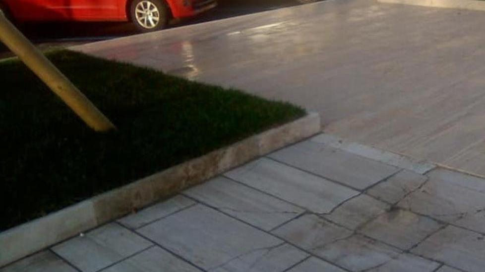 Piazza Puccini, buca nel vecchio rivestimento: scontro Del Ghingaro-Santini