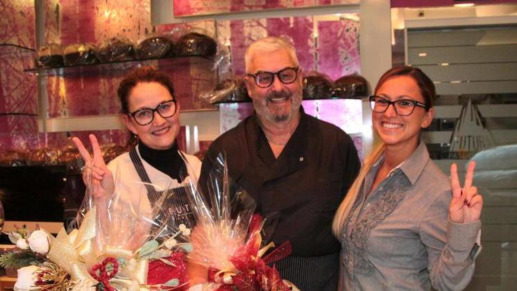 Un brindisi per festeggiare i vincitori del Bar del Cuore