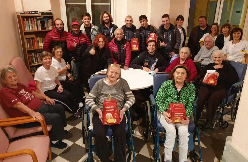 I calciatori in visita alla residenza per anziani