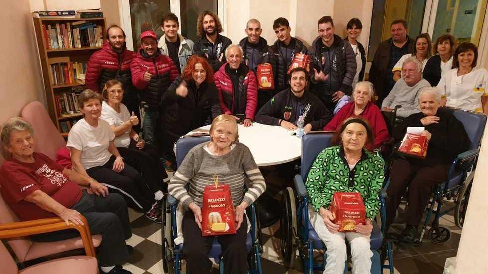 I calciatori in visita alla residenza per anziani