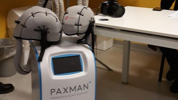 La solidarietà porta in ospedale il casco per i malati oncologici