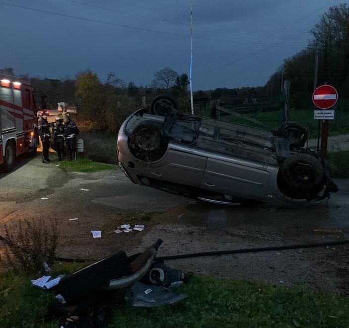 Perde il controllo dell’auto e si ribalta: quattro feriti 