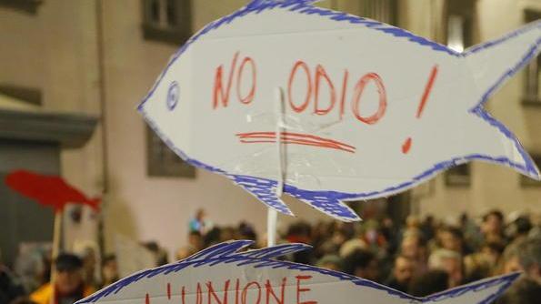Maestra in classe con sardina «Fa propaganda ideologica»
