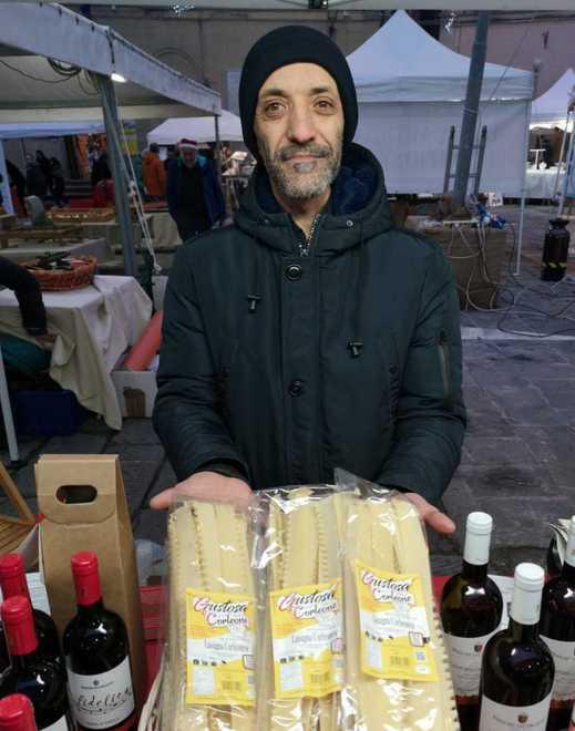 Volontari al fianco delle vittime di mafia coi cesti di prodotti bio