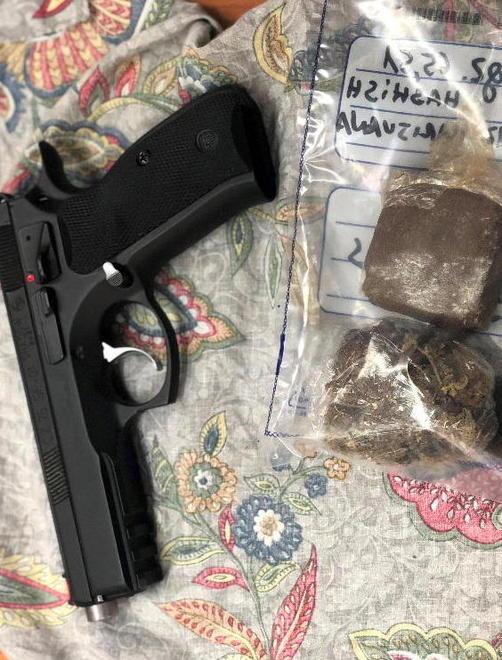 Teneva una pistola nel garage: arrestato