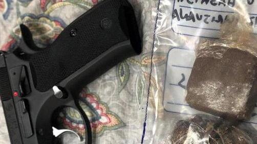 Teneva una pistola nel garage: arrestato
