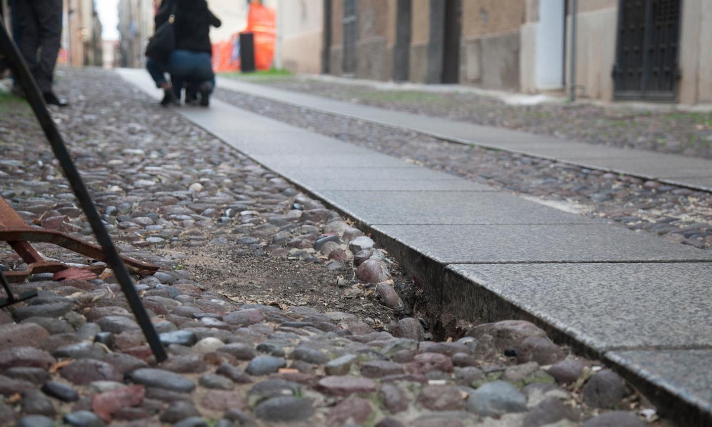 Alghero, buche trappola per i passanti 