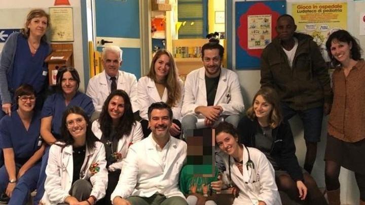 Un tumore lo aveva sfigurato, super intervento chirurgico a Pisa restituisce il volto e il sorriso a un bimbo di 9 anni