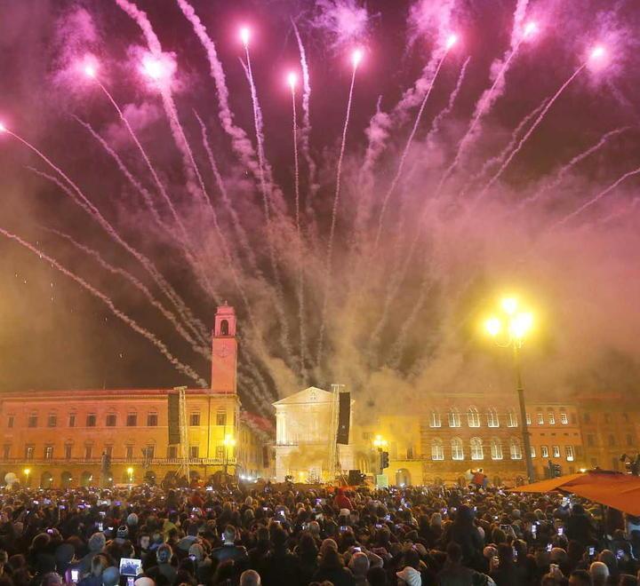 Festeggiamenti per l'arrivo del nuovo anno a Pisa in un passato San Silvestro (foto Fabio Muzzi)