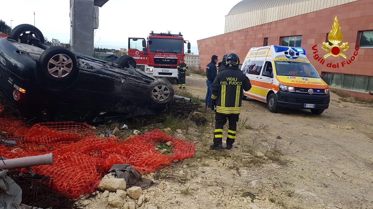 Finisce fuori strada e l'auto si ribalta, un ferito a Sassari