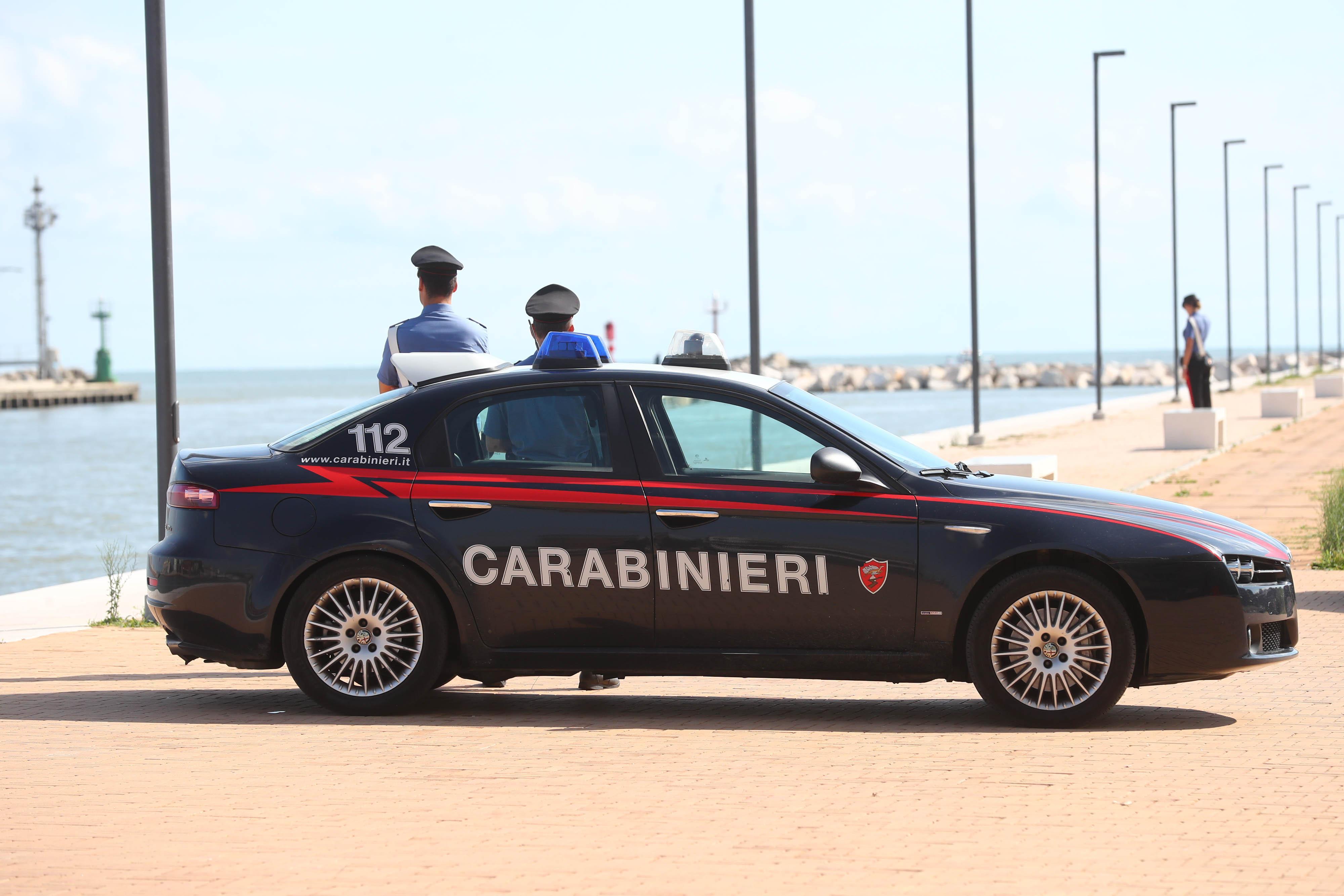 Lancia una bottiglia contro i carabinieri e poi li aggredisce