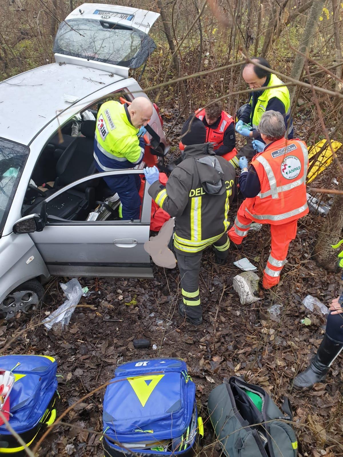 Modena, in auto vola fuori dalla tangenziale