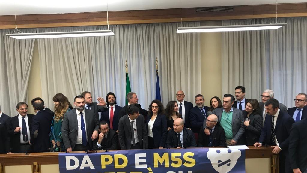 Fratelli d'Italia occupa l'aula della commissione sul Forteto: "Basta ritardi, Pd e M5S omertosi"