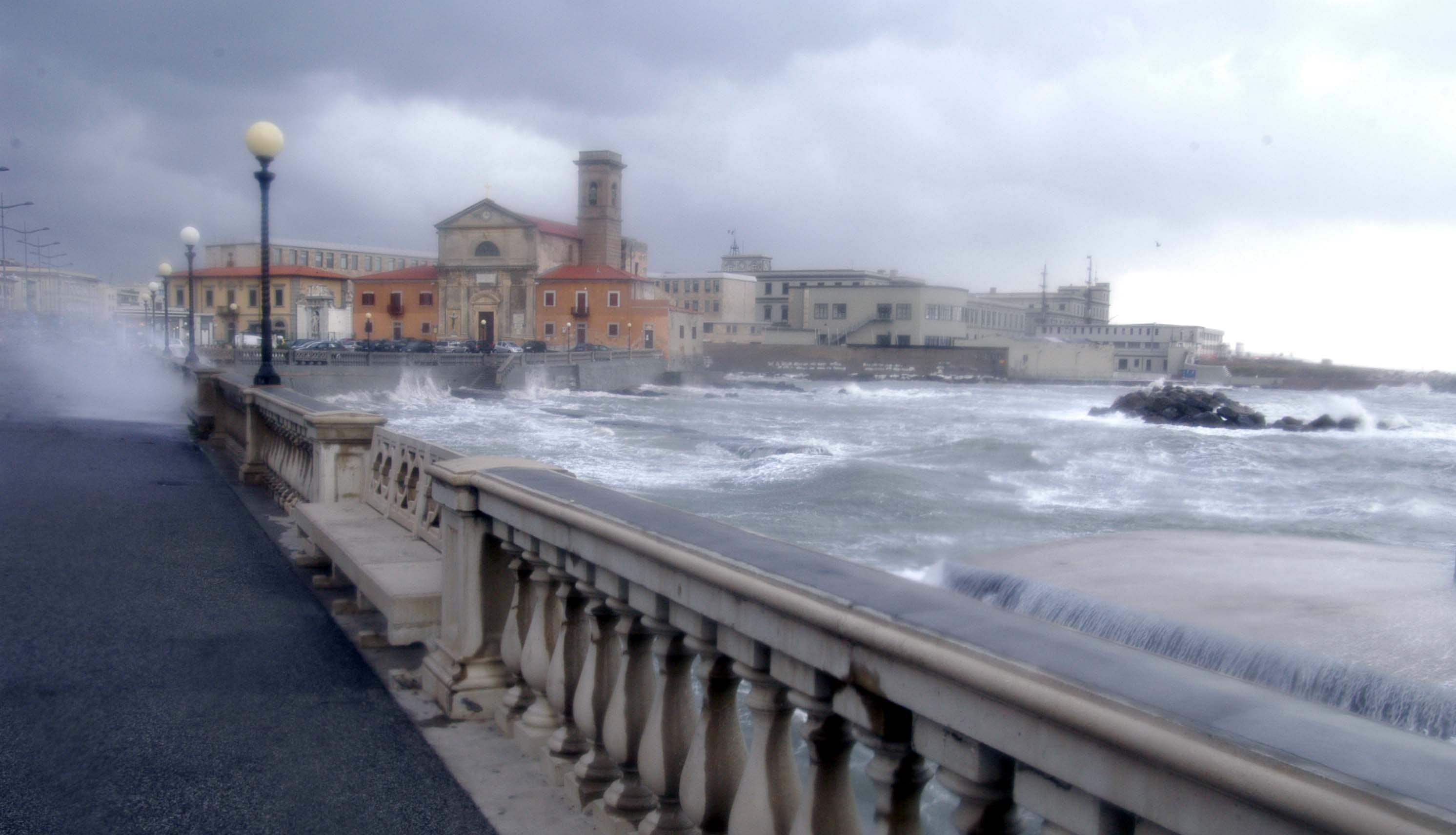 Allerta arancio per il vento forte, in arrivo anche temporali