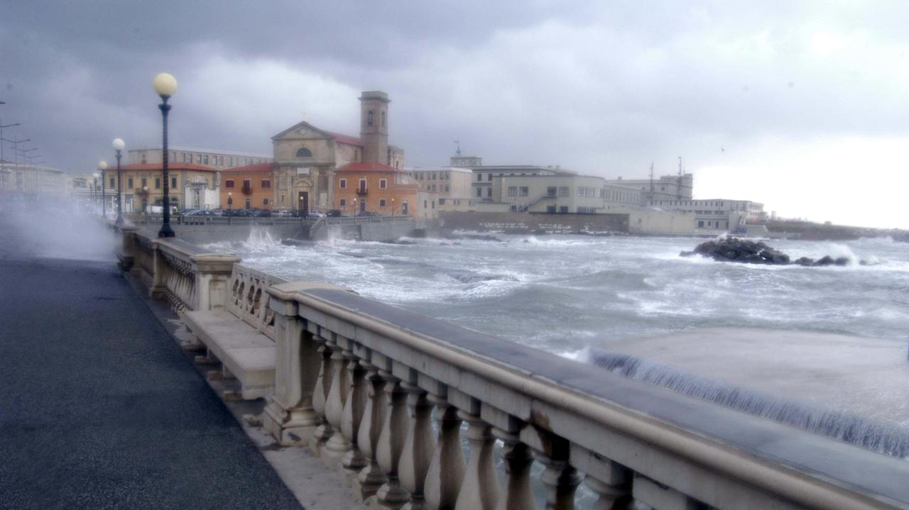 Allerta arancio per il vento forte, in arrivo anche temporali