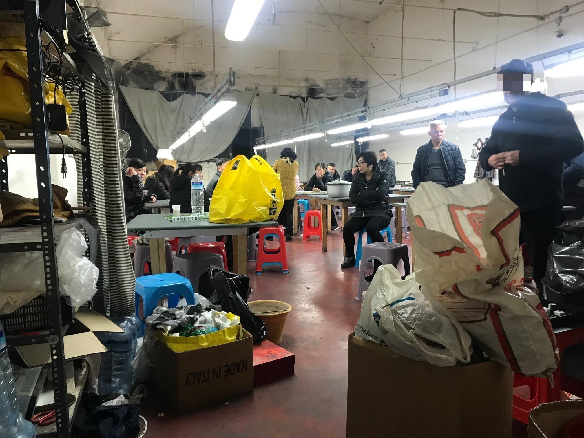 Gli uomini della squadra mobile nella bisca clandestina di via Castagnoli