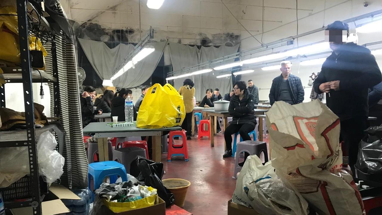 Gli uomini della squadra mobile nella bisca clandestina di via Castagnoli