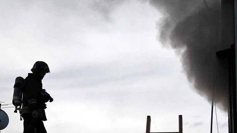 Casa in fiamme in centro, si salvano in tre: mamma, nonna e nipote erano in giardino