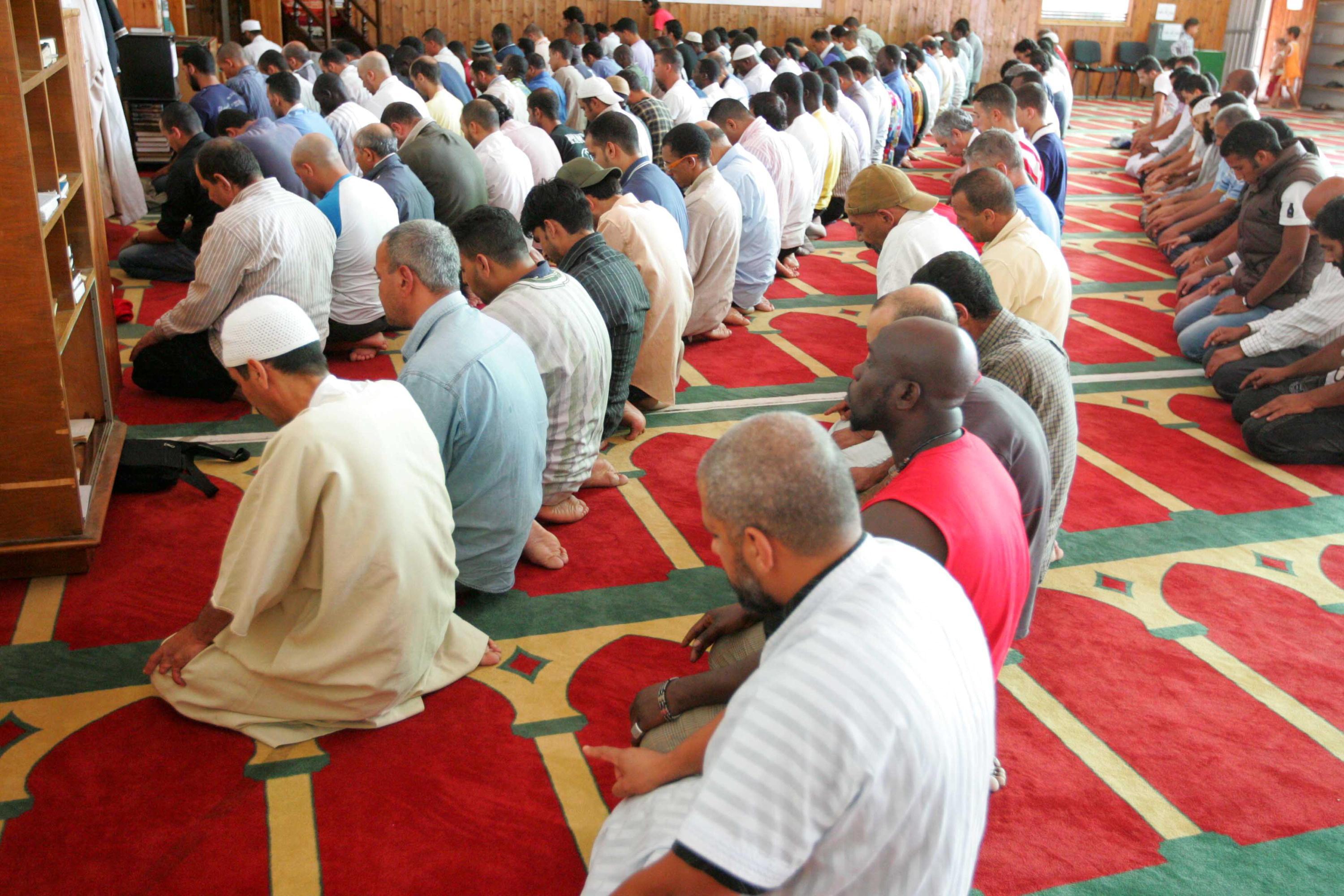 Reggio Emilia, ruba il Corano dentro la moschea: "Sono un militare in incognito" 