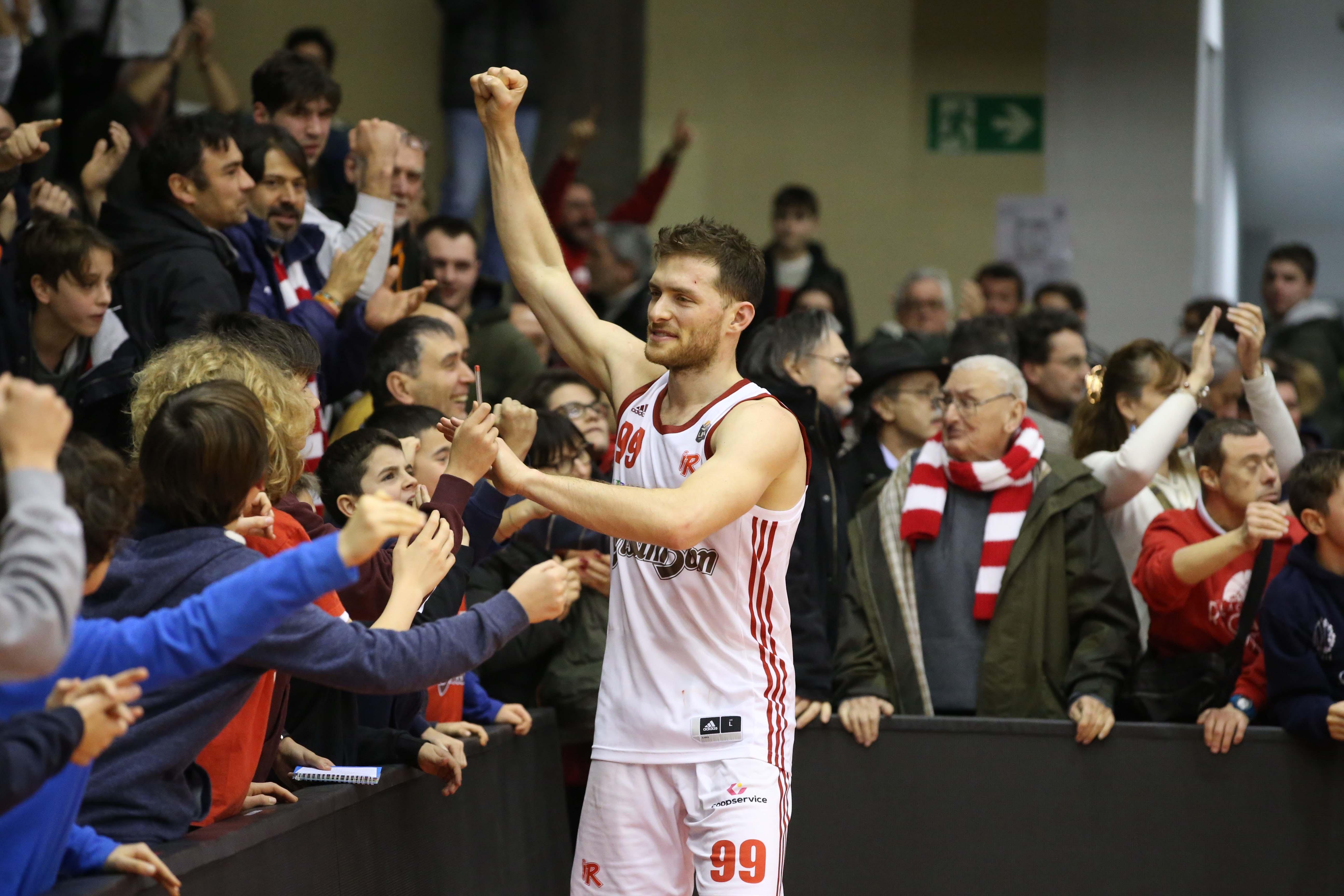 Il play Gal Mekel acclamato dai tifosi biancorossi al termine della sfida vinta su Trieste
