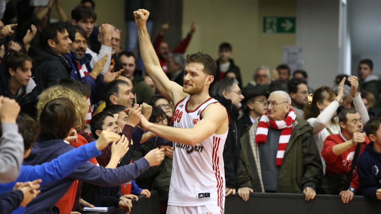 Il play Gal Mekel acclamato dai tifosi biancorossi al termine della sfida vinta su Trieste