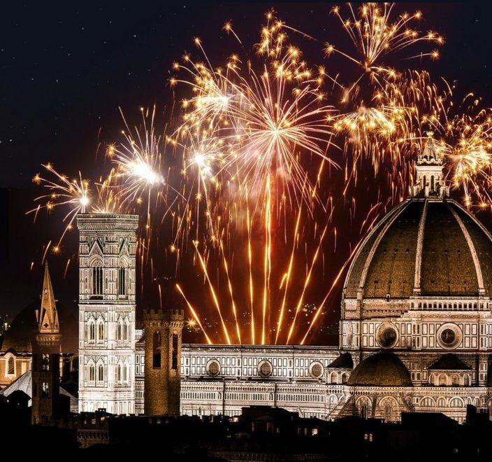 Spettacoli in ogni piazza a Firenze musei aperti e giochi per i bimbi 