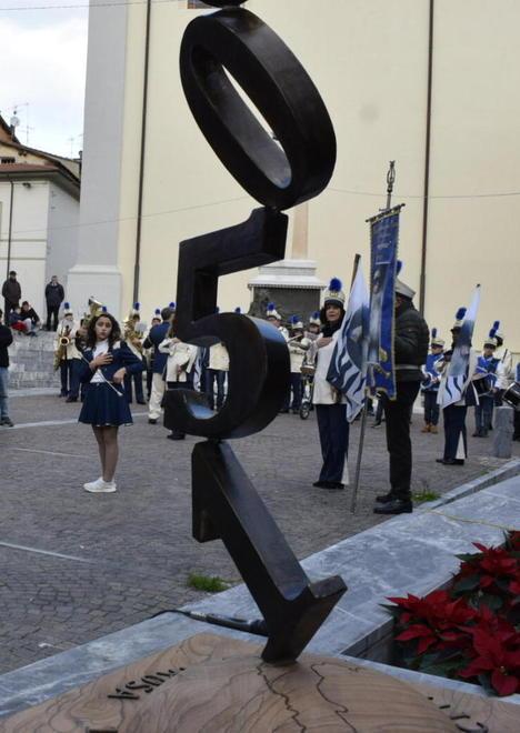 Danneggiata la scultura per i 150 anni del Comune