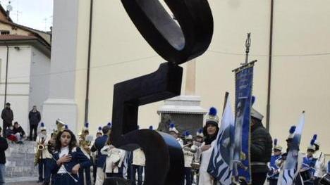 Danneggiata la scultura per i 150 anni del Comune