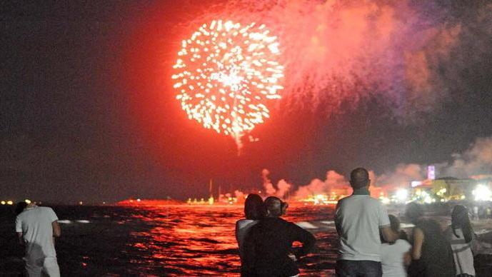 Proibiti fuochi d’artificio, botti e bevande in vetro Ordinanza del sindaco