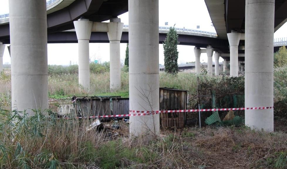 Senzatetto accende il fuoco per scaldarsi e incendia la sua baracca: è gravissimo 
